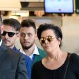 Exclusif - Kris Jenner et sa fille Kendall Jenner, qui se cache, à l'aéroport de Milan, le 23 septembre 2017, pour repartir au lendemain de la participation de Kendall au défilé Versace lors de la Fashion Week.