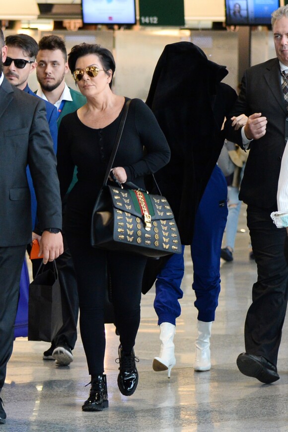 Exclusif - Kris Jenner et sa fille Kendall Jenner, qui se cache, à l'aéroport de Milan, le 23 septembre 2017, pour repartir au lendemain de la participation de Kendall au défilé Versace lors de la Fashion Week.