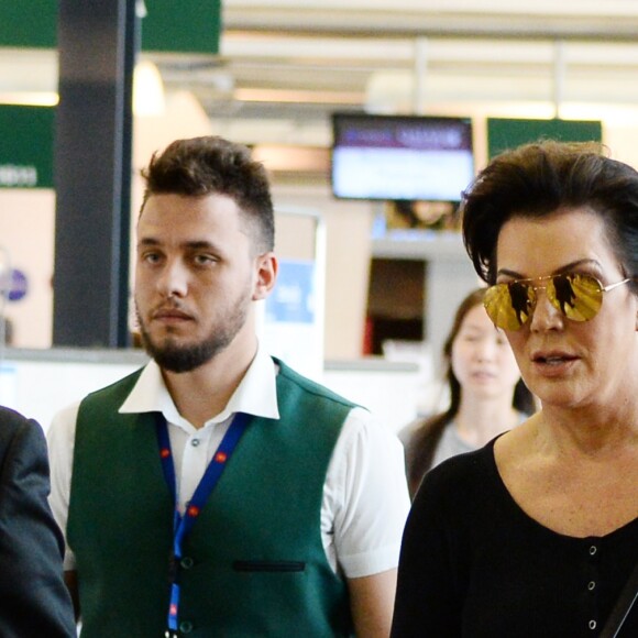 Exclusif - Kris Jenner et sa fille Kendall Jenner, qui se cache, à l'aéroport de Milan, le 23 septembre 2017, pour repartir au lendemain de la participation de Kendall au défilé Versace lors de la Fashion Week.