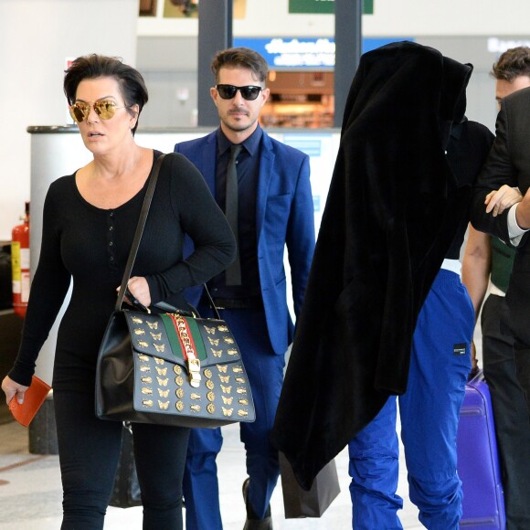 Exclusif - Kris Jenner et sa fille Kendall Jenner, qui se cache, à l'aéroport de Milan, le 23 septembre 2017, pour repartir au lendemain de la participation de Kendall au défilé Versace lors de la Fashion Week.