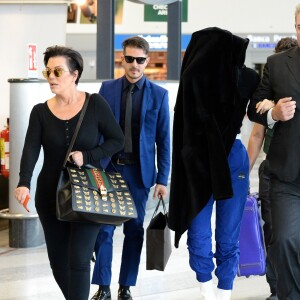 Exclusif - Kris Jenner et sa fille Kendall Jenner, qui se cache, à l'aéroport de Milan, le 23 septembre 2017, pour repartir au lendemain de la participation de Kendall au défilé Versace lors de la Fashion Week.