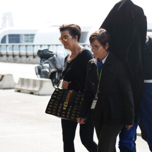 Exclusif - Kris Jenner et sa fille Kendall Jenner, qui se cache, à l'aéroport de Milan, le 23 septembre 2017, pour repartir au lendemain de la participation de Kendall au défilé Versace lors de la Fashion Week.