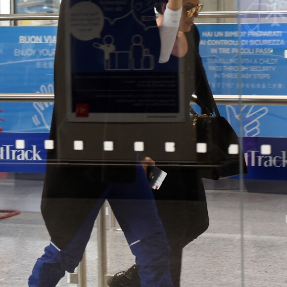 Exclusif - Kris Jenner et sa fille Kendall Jenner, qui se cache, à l'aéroport de Milan, le 23 septembre 2017, pour repartir au lendemain de la participation de Kendall au défilé Versace lors de la Fashion Week.