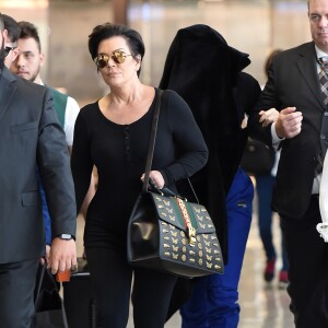 Exclusif - Kris Jenner et sa fille Kendall Jenner, qui se cache, à l'aéroport de Milan, le 23 septembre 2017, pour repartir au lendemain de la participation de Kendall au défilé Versace lors de la Fashion Week.