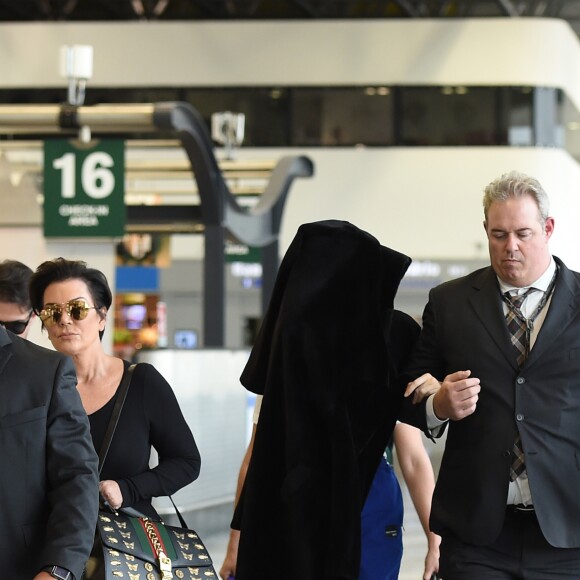 Exclusif - Kris Jenner et sa fille Kendall Jenner, qui se cache, à l'aéroport de Milan, le 23 septembre 2017, pour repartir au lendemain de la participation de Kendall au défilé Versace lors de la Fashion Week.