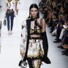 Kendall Jenner défile lors de la présentation de la collection printemps-été 2018 de Versace lors de la fashion week de Milan le 22 septembre 2017