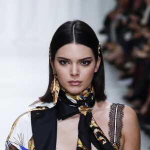 Kendall Jenner défile lors de la présentation de la collection printemps-été 2018 de Versace lors de la fashion week de Milan le 22 septembre 2017