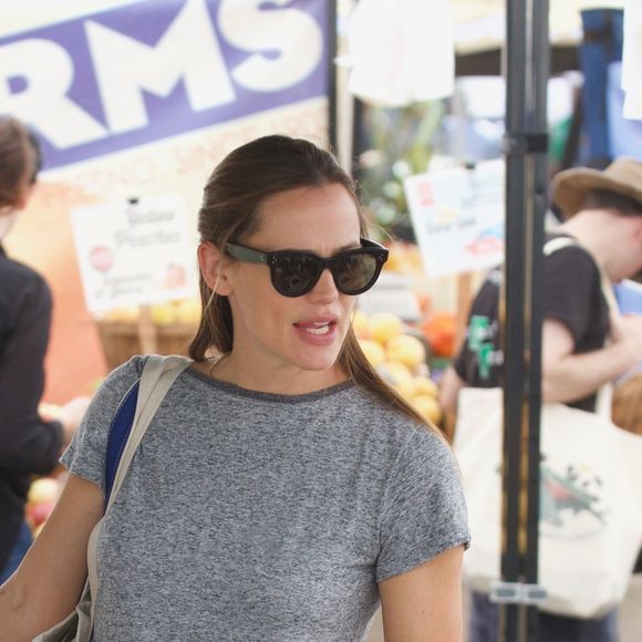 Jennifer Garner se promène avec sa fille Violet dans les rues de Brentwood, le 24 septembre 2017