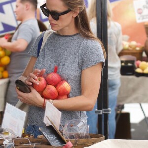 Jennifer Garner se promène avec sa fille Violet dans les rues de Brentwood, le 24 septembre 2017