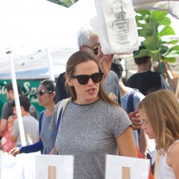 Jennifer Garner se promène avec sa fille Violet dans les rues de Brentwood, le 24 septembre 2017
