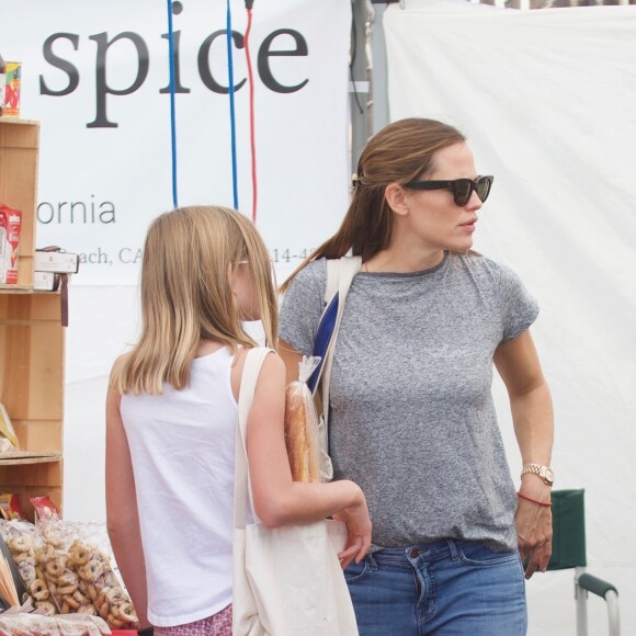 Jennifer Garner se promène avec sa fille Violet dans les rues de Brentwood, le 24 septembre 2017