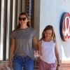 Jennifer Garner se promène avec sa fille Violet dans les rues de Brentwood, le 24 septembre 2017