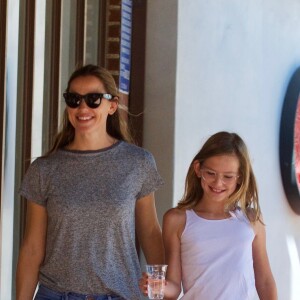 Jennifer Garner se promène avec sa fille Violet dans les rues de Brentwood, le 24 septembre 2017