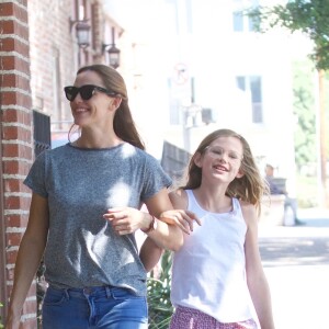 Jennifer Garner se promène avec sa fille Violet dans les rues de Brentwood, le 24 septembre 2017