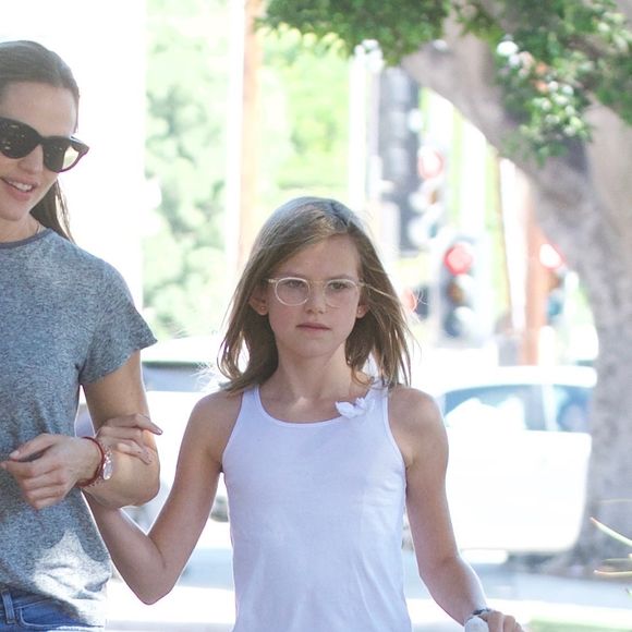Jennifer Garner se promène avec sa fille Violet dans les rues de Brentwood, le 24 septembre 2017