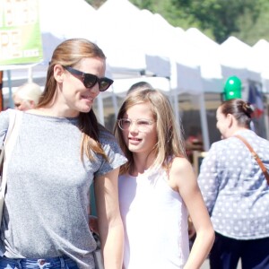 Jennifer Garner se promène avec sa fille Violet dans les rues de Brentwood, le 24 septembre 2017