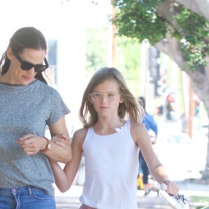 Jennifer Garner se promène avec sa fille Violet dans les rues de Brentwood, le 24 septembre 2017