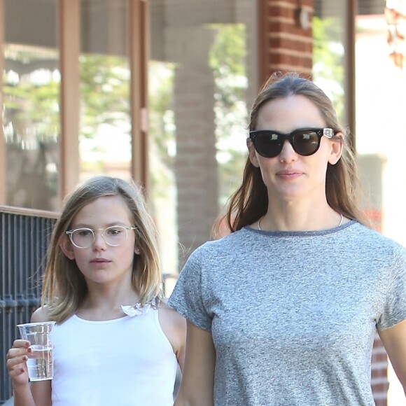 Jennifer Garner se promène avec sa fille Violet dans les rues de Brentwood, le 24 septembre 2017