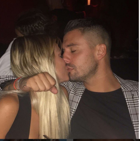 Kévin Guedj et Carla Moreau s'embrassent, Instagram, septembre 2017