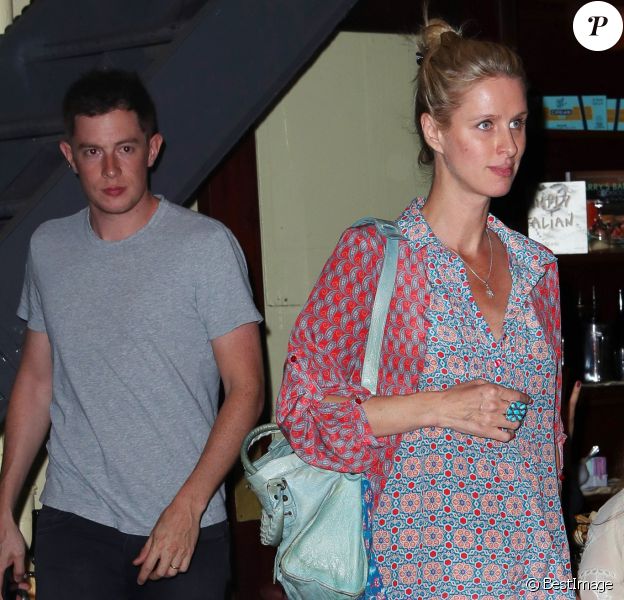 Nicky Hilton, enceinte et son mari James Rothschild lors d'une soirée en amoureux au Socialista dans le quartier de Soho à New York, le 23 septembre 2017.