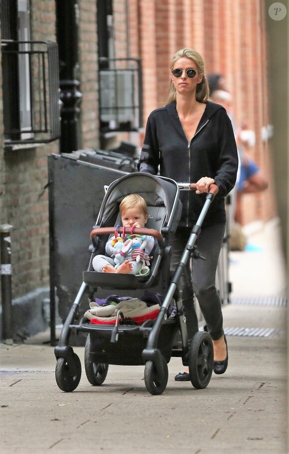Nicky Hilton enceinte promène sa fille Lily Grace en poussette dans les rues de New York, le 18 septembre 2017