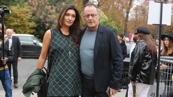 Jean Reno : Malade mais souriant à la Fashion Week, avec son épouse Zofia