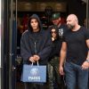 Kourtney Kardashian et son compagnon Younes Bendjima sortent de la boutique du Paris Saint-Germain Champs-Elysées à Paris, le 26 septembre 2017