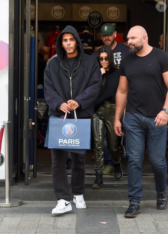Kourtney Kardashian et son compagnon Younes Bendjima sortent de la boutique du Paris Saint-Germain Champs-Elysées à Paris, le 26 septembre 2017