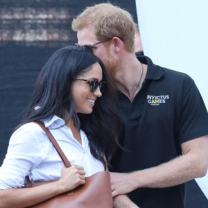 Le prince Harry et sa compagne Meghan Markle main dans la main lors de leur première apparition officielle lors de la finale de tennis en chaise roulante pendant les Invictus Games 2017 à Toronto, le 25 septembre 2017.