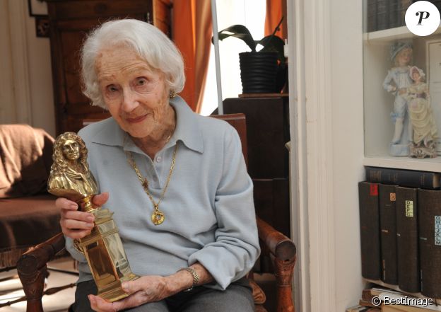 Exclusif - La comedienne Gisèle Casadesus recoit Daniel Vaillant, maire du XVIIIe arrondissement de Paris dans son appartement parisien le jour de ses 99 ans le 13 avril 2013