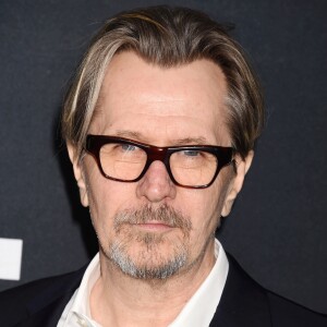 Gary Oldman - People au défilé Saint-Laurent à Hollywood le 10 février 2016.