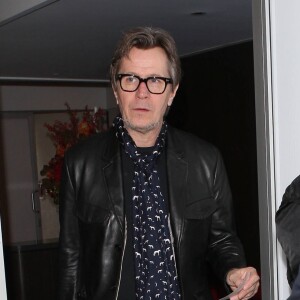 Gary Oldman prend l'avion à Los Angeles le 7 Novembre 2012.