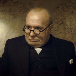 Gary Oldman méconnaissable dans Darkest Hour (Les heures sombres