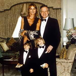 Hugh Hefner et Kimberley Conrad avec leurs fils, Cooper et Marston. En 1993.