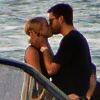 Scott Disick et sa compagne Sofia Richie dansent, se câlinent et s'embrassent lors d'une balade en bateau entre amis à Miami, le 23 septembre 2017.