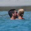Scott Disick et sa compagne Sofia Richie s'amusent et s‘embrassent sur un jet ski en vacances à Puerto Vallarta avec des amis au Mexique, le 2 octobre 2017  Scott Disick and Sofia Richie continue to take their romance all over the world. Once again today, the couple, who seemingly confirmed their relationship during a trip to Miami last week, were spotted getting cozy on a PDA-filled jet ski session! 2nd october 201702/10/2017 - Puerto Vallarta