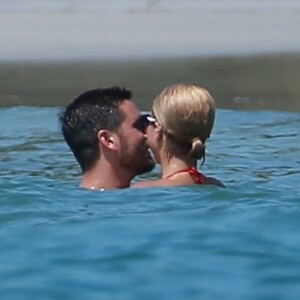 Scott Disick et sa compagne Sofia Richie s'amusent et s‘embrassent sur un jet ski en vacances à Puerto Vallarta avec des amis au Mexique, le 2 octobre 2017  Scott Disick and Sofia Richie continue to take their romance all over the world. Once again today, the couple, who seemingly confirmed their relationship during a trip to Miami last week, were spotted getting cozy on a PDA-filled jet ski session! 2nd october 201702/10/2017 - Puerto Vallarta