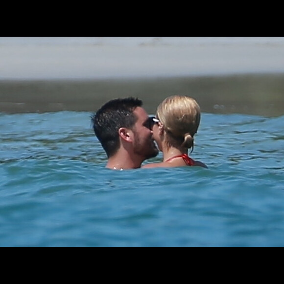 Scott Disick et sa compagne Sofia Richie s'amusent et s‘embrassent sur un jet ski en vacances à Puerto Vallarta avec des amis au Mexique, le 2 octobre 2017  Scott Disick and Sofia Richie continue to take their romance all over the world. Once again today, the couple, who seemingly confirmed their relationship during a trip to Miami last week, were spotted getting cozy on a PDA-filled jet ski session! 2nd october 201702/10/2017 - Puerto Vallarta