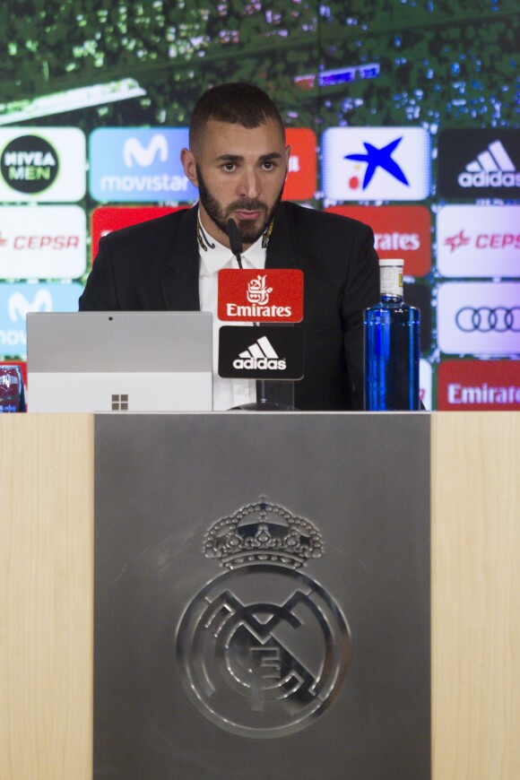 Karim Benzema annonce, lors d'une conférence de presse au stade Santiago Bernabeu, la prolongation de son contrat au club Real Madrid. Le 21 septembre 2017.