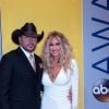 Jason Aldean et sa femme Brittany Kerr à la 50ème soirée annuelle CMA Awards au Bridgestone Arena dans le quartier de downtown Nashville dans le Tennessee, le 2 novembre 2016 © Jason Walle via Zuma/Bestimage