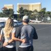 Jason Aldean et sa femme Brittany devant le Mandalay Bay de Las Vegas. Octobre 2017