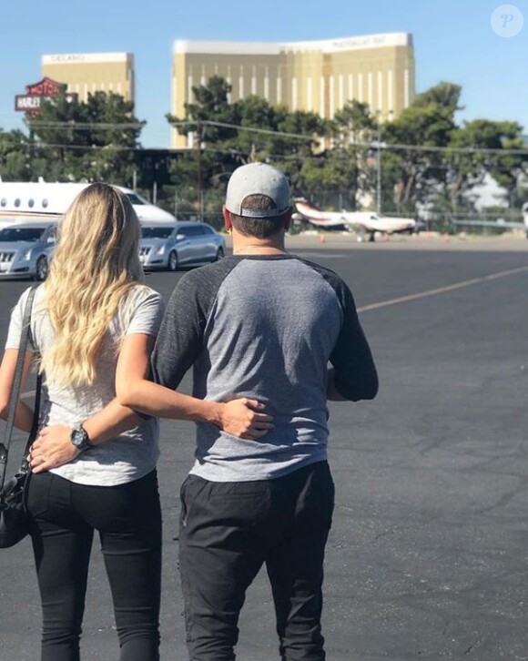 Jason Aldean et sa femme Brittany devant le Mandalay Bay de Las Vegas. Octobre 2017