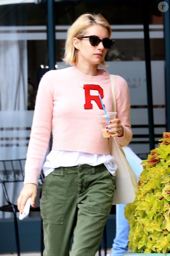 Emma Roberts quitte le salon de beauté 'Anastasia Beverly Hills Cosmetics & Beauty' à Los Angeles, le 3 octobre 2017.