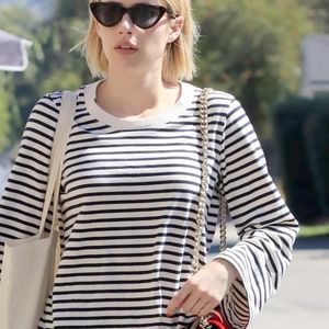 Emma Roberts va faire du shopping chez "Emerald Forest" à Los Angeles, le 5 octobre 2017. 