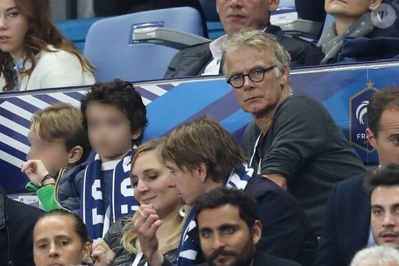 Franck Dubosc et son fils Raphaël - People au match de football France-Biélorussie au Stade de France à Saint-Denis le 11 octobre 2017. © Cyril Moreau/Bestimage