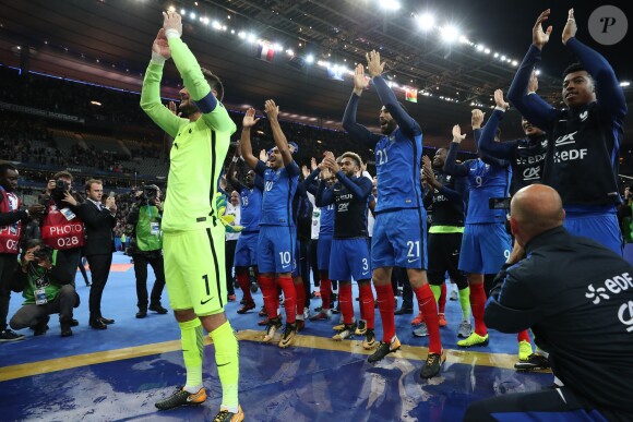 Les joueurs de l'équipe de France manifestent leur joie après leur qualification pour la Coupe du monde 2018 après leur victoire contre la Biélorussie (2-1) au Stade de France à Saint-denis le 10 octobre 2017. © Cyril Moreau/Bestimage