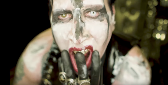 Marilyn Manson dans le clip de SAY10 (réalisation de Bill Yukich)