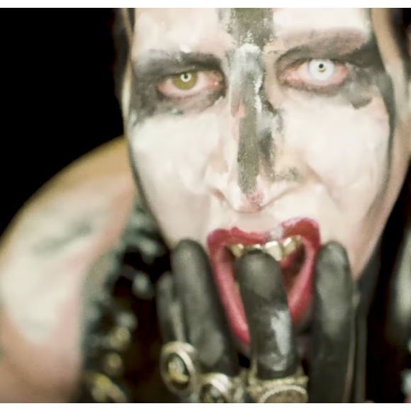 Marilyn Manson dans le clip de SAY10 (réalisation de Bill Yukich)