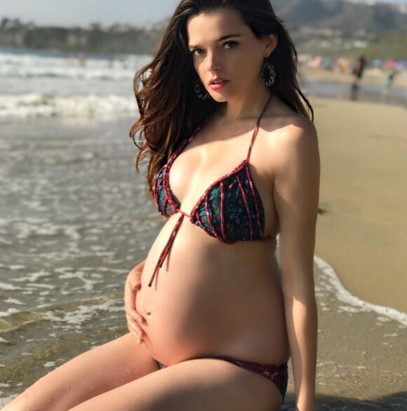 Roxane Mesquida, enceinte de son premier enfant, pose en bikini à Los Angeles, le 1er octobre 2017.