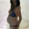 Roxane Mesquida, enceinte de son premier enfant, pose en bikini à Los Angeles, le 6 octobre 2017.